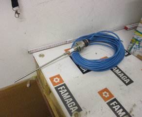 Датчик
Kapazitiver Füllstand-Grenzwertschalter
nicht isolierte demontierbare Stabsonde,zur
Niveau-Grenzwertschaltung von Pulver und
Flüssigkeiten. Installation horizontal oder seitlich.
Maximale Elektrodenlänge 3m.
Elektrischer Anschluss: ISO-Stecker B
Kabel 15m K15
Parametrierung: 2x Potentiometer
Anschlussspannung: 8-9 VDC
Ausgang: NAMUR „RO“ 2-Draht
Prozessanschluss: G3/4“
Stablänge: E 250 mm
Stabdurchmesser: 10 mm
Stabisolierung: FEP
Material Gehäuse/Sonde:1.4301 (AISI 304)
Gehäuse-Schutzart: IP67
Prozess-Temperatur: -20 ...+85°C
172,70 €
GP
172,70 €
Eigensichere, explosionsgeschützte Ausführung für
den Einsatz in explosionsgefährdeten Bereichen
(explosionsfähige Gasatmosphären)
Ex II 1 G Ex ia IIB T6 Ga mit eigensicheren
Versorgungseinheiten, gesamte Sensor-Zone 0.
Für Ex-Anwendungen Dinel